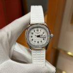 n百达翡丽  5067A 手雷 石英女表 ——继续购入原装PP--5067A腕表，独立拆解开模。完美还原PATEK PHILIPPE--5067A全系列石英腕表，带来全网最佳的复刻产品和极致体验。n【表带 扣】n1.采用与原装一致的天然复合橡胶（Tropical）材质，经久耐磨，可抵抗海水侵蚀和紫外线辐射。n2.完美克隆Aquanaut最新表扣，即使在非常细小的拐角处上也做有倒角润饰，确保还原正品般的舒适感。n【表壳】n1.腕表尺寸35.6X7.7mm 圆润的八角形表壳与原装一致，保持着复古的造型和精湛的打磨。n2.旋入式把头设计和实心底盖吻合与原版n3.表圈镶嵌46颗顶级施华洛世奇水晶（共计1克拉）n【机芯】n瑞士石英机芯改PPCal.E23-250芯。走时稳定，续航持久，性价比超高。