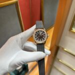 n百达翡丽  5067A 手雷 石英女表 ——继续购入原装PP--5067A腕表，独立拆解开模。完美还原PATEK PHILIPPE--5067A全系列石英腕表，带来全网最佳的复刻产品和极致体验。n【表带 扣】n1.采用与原装一致的天然复合橡胶（Tropical）材质，经久耐磨，可抵抗海水侵蚀和紫外线辐射。n2.完美克隆Aquanaut最新表扣，即使在非常细小的拐角处上也做有倒角润饰，确保还原正品般的舒适感。n【表壳】n1.腕表尺寸35.6X7.7mm 圆润的八角形表壳与原装一致，保持着复古的造型和精湛的打磨。n2.旋入式把头设计和实心底盖吻合与原版n3.表圈镶嵌46颗顶级施华洛世奇水晶（共计1克拉）n【机芯】n瑞士石英机芯改PPCal.E23-250芯。走时稳定，续航持久，性价比超高。