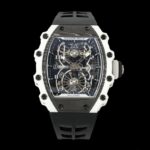 『新表』RICHARD MILLE 理查米THEM RM 21-02 TourbillonnAerodyne 镂空陀飞轮腕表新作：黑白双色nnRM 21-02镂空陀飞轮腕表的特别之处在于表壳融合「黑」、「白」熊猫色的对撞搭配。新作的表壳结构尤为复杂——中层表壳框架为钛金属制作，正面表壳和侧面立柱结构为 Carbon TPT碳纤维，表圈和背面表底采用 Quartz TPT 石英纤维切割而成。石英纤维纯粹的白色与碳纤维变幻神秘的黑色层次分明，形成强烈的视觉冲击力。nn搭载 RM 手动上链机芯，摆频28800vph，动力储备70小时。这枚机芯的底板采用碳纤维和「Haynes 214」高性能合金材质，后者具备出色的刚度和抗氧化性，蜂巢般的六边形结构呈现充满未来气质的机械美感。nn开放式表盘呈现出机芯结构和运作，阿拉伯数字时标采用黑白双色交替，12点为发条盒，6点为陀飞轮。nn表款将精准、轻盈和韧性和谐地融为一体，不断重新定义创造力的边界，重构RM 21-02 Aerodyne陀飞轮腕表的设计美学。