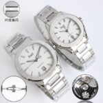 TW伯爵超薄PIAGET POLO系列情侣对表，人称小鹦鹉螺[旺柴]！(伯爵钢王)一款优雅的运动腕表，可商务亦可运动休闲。n欢迎对比细节:n1️⃣搭载定制版9015改1110P自动上链机芯，拥有50个小时的动力储存。n2️⃣316L工字带搭配横向拉丝纹中珠呼应表壳“方中带圆，圆中带方”的造型，原装双按扣印有伯爵logo字样，钢带头粒两侧印有男款BBWL ，女款PMBB 认准细节n3️⃣腕表尺寸:男款42✖️9.3mm.女款36✖️9.1mm。尺寸厚度均与正品一致。n4️⃣表镜双面防眩目蓝宝石水晶玻璃。n简约大三针带6点位日历，上手优雅大气，适合于任何场合佩戴，充满阳光魅力的高级腕表搭配经抛光及雾面打磨的精钢表链，与轮廓优美的圆形表壳枕型表盘完美契合。nTW伯爵polo系列，请认准独家细节欢迎