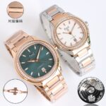 TW伯爵超薄PIAGET POLO系列情侣对表，人称小鹦鹉螺[旺柴]！(伯爵钢王)一款优雅的运动腕表，可商务亦可运动休闲。n欢迎对比细节:n1️⃣搭载定制版9015改1110P自动上链机芯，拥有50个小时的动力储存。n2️⃣316L工字带搭配横向拉丝纹中珠呼应表壳“方中带圆，圆中带方”的造型，原装双按扣印有伯爵logo字样，钢带头粒两侧印有男款BBWL ，女款PMBB 认准细节n3️⃣腕表尺寸:男款42✖️9.3mm.女款36✖️9.1mm。尺寸厚度均与正品一致。n4️⃣表镜双面防眩目蓝宝石水晶玻璃。n简约大三针带6点位日历，上手优雅大气，适合于任何场合佩戴，充满阳光魅力的高级腕表搭配经抛光及雾面打磨的精钢表链，与轮廓优美的圆形表壳枕型表盘完美契合。nTW伯爵polo系列，请认准独家细节欢迎