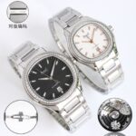 TW伯爵超薄PIAGET POLO系列情侣对表，人称小鹦鹉螺[旺柴]！(伯爵钢王)一款优雅的运动腕表，可商务亦可运动休闲。n欢迎对比细节:n1️⃣搭载定制版9015改1110P自动上链机芯，拥有50个小时的动力储存。n2️⃣316L工字带搭配横向拉丝纹中珠呼应表壳“方中带圆，圆中带方”的造型，原装双按扣印有伯爵logo字样，钢带头粒两侧印有男款BBWL ，女款PMBB 认准细节n3️⃣腕表尺寸:男款42✖️9.3mm.女款36✖️9.1mm。尺寸厚度均与正品一致。n4️⃣表镜双面防眩目蓝宝石水晶玻璃。n简约大三针带6点位日历，上手优雅大气，适合于任何场合佩戴，充满阳光魅力的高级腕表搭配经抛光及雾面打磨的精钢表链，与轮廓优美的圆形表壳枕型表盘完美契合。nTW伯爵polo系列，请认准独家细节欢迎