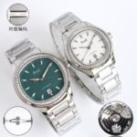TW伯爵超薄PIAGET POLO系列情侣对表，人称小鹦鹉螺[旺柴]！(伯爵钢王)一款优雅的运动腕表，可商务亦可运动休闲。n欢迎对比细节:n1️⃣搭载定制版9015改1110P自动上链机芯，拥有50个小时的动力储存。n2️⃣316L工字带搭配横向拉丝纹中珠呼应表壳“方中带圆，圆中带方”的造型，原装双按扣印有伯爵logo字样，钢带头粒两侧印有男款BBWL ，女款PMBB 认准细节n3️⃣腕表尺寸:男款42✖️9.3mm.女款36✖️9.1mm。尺寸厚度均与正品一致。n4️⃣表镜双面防眩目蓝宝石水晶玻璃。n简约大三针带6点位日历，上手优雅大气，适合于任何场合佩戴，充满阳光魅力的高级腕表搭配经抛光及雾面打磨的精钢表链，与轮廓优美的圆形表壳枕型表盘完美契合。nTW伯爵polo系列，请认准独家细节欢迎