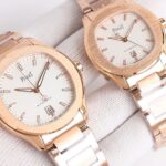 TW伯爵超薄PIAGET POLO系列情侣对表，人称小鹦鹉螺[旺柴]！(伯爵钢王)一款优雅的运动腕表，可商务亦可运动休闲。n欢迎对比细节:n1️⃣搭载定制版9015改1110P自动上链机芯，拥有50个小时的动力储存。n2️⃣316L工字带搭配横向拉丝纹中珠呼应表壳“方中带圆，圆中带方”的造型，原装双按扣印有伯爵logo字样，钢带头粒两侧印有男款BBWL ，女款PMBB 认准细节n3️⃣腕表尺寸:男款42✖️9.3mm.女款36✖️9.1mm。尺寸厚度均与正品一致。n4️⃣表镜双面防眩目蓝宝石水晶玻璃。n简约大三针带6点位日历，上手优雅大气，适合于任何场合佩戴，充满阳光魅力的高级腕表搭配经抛光及雾面打磨的精钢表链，与轮廓优美的圆形表壳枕型表盘完美契合。nTW伯爵polo系列，请认准独家细节欢迎