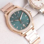 TW伯爵超薄PIAGET POLO系列情侣对表，人称小鹦鹉螺[旺柴]！(伯爵钢王)一款优雅的运动腕表，可商务亦可运动休闲。n欢迎对比细节:n1️⃣搭载定制版9015改1110P自动上链机芯，拥有50个小时的动力储存。n2️⃣316L工字带搭配横向拉丝纹中珠呼应表壳“方中带圆，圆中带方”的造型，原装双按扣印有伯爵logo字样，钢带头粒两侧印有男款BBWL ，女款PMBB 认准细节n3️⃣腕表尺寸:男款42✖️9.3mm.女款36✖️9.1mm。尺寸厚度均与正品一致。n4️⃣表镜双面防眩目蓝宝石水晶玻璃。n简约大三针带6点位日历，上手优雅大气，适合于任何场合佩戴，充满阳光魅力的高级腕表搭配经抛光及雾面打磨的精钢表链，与轮廓优美的圆形表壳枕型表盘完美契合。nTW伯爵polo系列，请认准独家细节欢迎