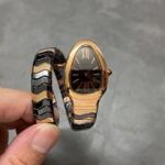 n宝格丽 蛇形经典，35mm精致细腻的做工达到与正品互换的水平[色]白富美专属🔥蛇形手表绝对是宝格丽的独创产品，属于宝格丽SERPENTI系列。这种手镯与钟表的结合品，自二十世纪四十年代诞生以来便是性格最鲜明的品牌象征。有不少朋友都看过1962年拍摄的老版《埃及艳后》吧?演员伊丽莎白·泰勒所佩戴的就是一款定制的蛇形腕表。时至今日，这种精巧独特的设计依然得到精致女性的青睐！nnnn