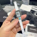 独家实拍，认准品质与细节🖤🖤🖤n香奈儿 CHANEL PREMIÈRE VELOURS 系列腕表。表盘上没有秒针，没有数字，也没有时标，令你随心感觉时间。搭配原版黑色丝绒质感表带/绢丝皮表带/美洲鳄鱼皮表带、非常符合女性的气质，散发出女性灵动之美；壳套以八角形轮廓与巴黎芳登广场的形状如出一辙。这一隽永恒久、堪称完美设计典范的建筑与腕表柔美妩媚的特质相互呼应。佩于腕间，见证昼夜更迭，时光流转。Size 20mm*25mm*8mm