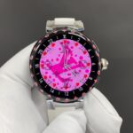 nLV🌐三代智能手表 原版开模1:1 细节体现 360度无死角对标原版n1.2英寸圆形AMOLED全触屏，分辨率390*390 n旋转式功能性表冠和按钮 n电池寿命:正常使用情况下2-3天（包含LED照明）n促动器:振动传感器n传感器:心率检测，计步运算，等等n表带:采用原版卡扣起模.表带可与原版表带通用.n防水:同步原版30米防水（生活防水）n尺寸44mm🌐
