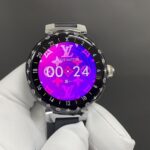 nLV🌐三代智能手表 原版开模1:1 细节体现 360度无死角对标原版n1.2英寸圆形AMOLED全触屏，分辨率390*390 n旋转式功能性表冠和按钮 n电池寿命:正常使用情况下2-3天（包含LED照明）n促动器:振动传感器n传感器:心率检测，计步运算，等等n表带:采用原版卡扣起模.表带可与原版表带通用.n防水:同步原版30米防水（生活防水）n尺寸44mm🌐