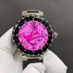 nLV🌐三代智能手表 原版开模1:1 细节体现 360度无死角对标原版n1.2英寸圆形AMOLED全触屏，分辨率390*390 n旋转式功能性表冠和按钮 n电池寿命:正常使用情况下2-3天（包含LED照明）n促动器:振动传感器n传感器:心率检测，计步运算，等等n表带:采用原版卡扣起模.表带可与原版表带通用.n防水:同步原版30米防水（生活防水）n尺寸44mm🌐