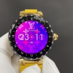 nLV🌐三代智能手表 原版开模1:1 细节体现 360度无死角对标原版n1.2英寸圆形AMOLED全触屏，分辨率390*390 n旋转式功能性表冠和按钮 n电池寿命:正常使用情况下2-3天（包含LED照明）n促动器:振动传感器n传感器:心率检测，计步运算，等等n表带:采用原版卡扣起模.表带可与原版表带通用.n防水:同步原版30米防水（生活防水）n尺寸44mm🌐