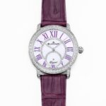 宝格丽 BVLGARI LVCEA 光环系列腕表、配有蓝晶沙表盘，玑镂工艺打造出太阳放射纹路，在阳光下可以折射出耀眼的光泽。表冠的材质采用了红宝石和钻石的材质，成为了该款腕表的点睛之笔。无论何时何地，都光环萦绕，定格魅力，始终闪耀。进口石英机芯，拱形蓝宝石玻璃，Size:33mm✖️10mm。