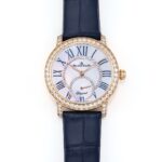 . .n超美宝珀3661钻石女表n品牌新品——宝珀钻石舞会系列腕表惊艳登场！n【机芯】还原1163机芯结构，一体机提升机芯稳定性，体态高贵典雅，尽显女王风范！n【表盘】珍珠贝母盘，镶嵌70颗璀璨美钻，美丽闪烁。n【表壳】腕表尺寸34.9mm毫米，整体厚度9.2mm原装一致超薄设计。表耳镶钻(表圈、表耳和表冠共镶嵌有59颗璀璨美钻，总重达2克拉)1.与原装吻合，在表壳背部均打有贵金属标识，效果清晰工整，彰显腕表档次。2.穹面玻璃，采用蓝宝石玻璃镜面折射钻石带来的璀璨光芒，更显腕表高贵血统。n【表带】美洲鳄鱼皮表带🐊和意大利小牛皮可选n【精益求精】工厂不惜重本，购入原装正品，全力还原，欢迎各大表友品鉴点评！！