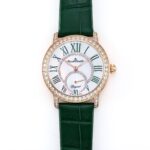 . .n超美宝珀3661钻石女表n品牌新品——宝珀钻石舞会系列腕表惊艳登场！n【机芯】还原1163机芯结构，一体机提升机芯稳定性，体态高贵典雅，尽显女王风范！n【表盘】珍珠贝母盘，镶嵌70颗璀璨美钻，美丽闪烁。n【表壳】腕表尺寸34.9mm毫米，整体厚度9.2mm原装一致超薄设计。表耳镶钻(表圈、表耳和表冠共镶嵌有59颗璀璨美钻，总重达2克拉)1.与原装吻合，在表壳背部均打有贵金属标识，效果清晰工整，彰显腕表档次。2.穹面玻璃，采用蓝宝石玻璃镜面折射钻石带来的璀璨光芒，更显腕表高贵血统。n【表带】美洲鳄鱼皮表带🐊和意大利小牛皮可选n【精益求精】工厂不惜重本，购入原装正品，全力还原，欢迎各大表友品鉴点评！！