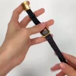 亮点2:方形多边形大切边蓝宝石玻璃镜面，钻石切割工艺，因其硬度跟钻石一样硬，所以我们的腕表镜面佩戴是不会被刮花，始终保持无痕清透，因为跟钻石一样，所以这种大斜边又是方形的其加工非常难，只有代工厂才有技术生产，也灰常贵nn香奈儿Chanel黑金小方糖女士石英腕表，诞生于1987年，所以也叫