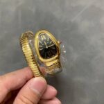 BV出品 市面最高版本，完美复刻 宝格丽 蛇形经典，35mm精致细腻的做工达到与正品互换的水平[色]白富美专属🔥蛇形手表绝对是宝格丽的独创产品，属于宝格丽SERPENTI系列。这种手镯与钟表的结合品，自二十世纪四十年代诞生以来便是性格最鲜明的品牌象征。有不少朋友都看过1962年拍摄的老版《埃及艳后》吧?演员伊丽莎白·泰勒所佩戴的就是一款定制的蛇形腕表。时至今日，这种精巧独特的设计依然得到精致女性的青睐！nnnnnn