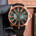 罗杰杜彼ROGER DUBUIS EXCALIBUR（王者系列）系列腕表 圆桌骑士【表壳】腕表尺寸45mmX15.7mm。突破市场之前所有版本，修正不足之处，精益求精，一丝不苟——像原版致敬！【技术突破】1.价值不菲的12铜人全部采用和正品一致古铜材料进行微雕，手工微雕耗时耗力。但却可以带来杰出的效果，每位骑士仅有6.5毫米的高度，却栩栩如生。2.整个表壳圆润适手，看似笨拙实则蕴含无数心血，圈口的三角坑纹需经大量CNC处理，在由资历老练的制表师一一修润。3.半球状穹顶蓝宝石玻璃无论是在哪个角度，都可以展现和欣赏12铜人的精彩细节。【机芯】采用精准稳定的正明珠机械机芯！【表带扣】与原装一致，表带与表头连接处之内采用军用橡胶塑性填充。为了达到正品一样的效果，不断测试，确保与表带，表壳连接的兼容性！过度平滑，流畅，使佩戴者不仅感到舒适，也确保整体协调共生美感！！！