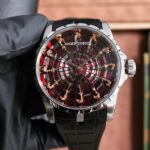 罗杰杜彼ROGER DUBUIS EXCALIBUR（王者系列）系列腕表 圆桌骑士【表壳】腕表尺寸45mmX15.7mm。突破市场之前所有版本，修正不足之处，精益求精，一丝不苟——像原版致敬！【技术突破】1.价值不菲的12铜人全部采用和正品一致古铜材料进行微雕，手工微雕耗时耗力。但却可以带来杰出的效果，每位骑士仅有6.5毫米的高度，却栩栩如生。2.整个表壳圆润适手，看似笨拙实则蕴含无数心血，圈口的三角坑纹需经大量CNC处理，在由资历老练的制表师一一修润。3.半球状穹顶蓝宝石玻璃无论是在哪个角度，都可以展现和欣赏12铜人的精彩细节。【机芯】采用精准稳定的正明珠机械机芯！【表带扣】与原装一致，表带与表头连接处之内采用军用橡胶塑性填充。为了达到正品一样的效果，不断测试，确保与表带，表壳连接的兼容性！过度平滑，流畅，使佩戴者不仅感到舒适，也确保整体协调共生美感！！！