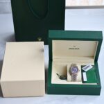 最新版本！劳力士Rolex女款31尺寸日志型腕表！最新＂紫气东来＂定制款！搭载原装瑞士🇨🇭sw200机芯，表盘尺寸31毫米女士最完美的尺寸，表壳表带材质采用904L不锈钢18k玫瑰金锻造，认准独家品质！欢迎大家对比。我们是真真正正采用原装瑞士🇨🇭进口机芯，走时精准零售后。支持任意拆机查验！表背底盖三角坑纹以专用工具的旋紧，使表壳完全密封，深度防水。上链表冠采用双扣锁双重防水系统，牢固旋紧于表壳，使得更加防水。镜面具有耐磨性高蓝宝石材料制造，3点钟位置装有小窗凸透镜(2.5倍)女装日志型的防水蚝式表壳给予高精准机芯最佳防护！904L腕表表带和外圈底下的崭新双头粒连接方式，隐蔽式摺叠皇冠带扣，以铰接的劳力士皇冠标志开启。6字位内影圈以腐蚀工艺一表一码。各种必须细节跟足原版。最后再说一点表盘颜色，咱们都是原装一比一，大家请柜台以实物对比，图片多少会有出入，因为拍图的光线不一样角度不一样，拍出来呈现的效果都会不一样。放心购买佩戴！不满意支持随意退换，终身保修！配全套专柜包装，