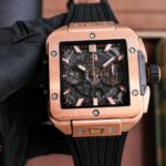 BBF全新核心作品HUBLOT宇舶表荣耀发布全新SQUARE BANG UNICO全陶瓷腕表  恒宝方形大爆炸  不计成本采用高透蓝宝石，字面上下桥形蓝宝石，采用源自Big Bang系列的纹理橡胶表带和备受市场赞誉的一键快拆系统，独家恒宝专属 HUB1280机芯  6点钟位置设有清晰可见的导柱轮  全镂空日历环双计时盘显示设计取代了传统表盘  内部机芯的运转奥秘于此一览无遗  七彩纹指针质感无可挑剔  42mm  天花板级别  出品即顶配无需升级欢迎玩家品鉴（BBF出品  必属精品）
