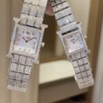 奢华心选爱马仕超美满天星女表n在时尚与品质的交织中，爱马仕始终以其独特的魅力引领着潮流。今天，为您呈现的是一款令人心动不已的爱马仕超美满天星女表n爱马仕“HEURE H”系列，最经典的H字表壳，纯手工打磨而成，满天星，对这种方形表盘的手表真的一点抵抗力都没有。316精钢表壳精工打磨“H”型  线条流畅 优雅 设计感十足 凸显气质 知性度100%  底盖名匠手工雕刻徽章 非普通激光雕刻 防眩晕蓝宝石镜面 镜面镶嵌极其复杂，瑞士进口石英机芯 ，配件和机芯以及工艺耗时两年也是费尽了心思  ，专业玩表的玩家从细节就可以鉴赏！爱马仕一直以精美的手工和贵族式的设计风格 其设计理念从总体到细节遵循着保守尊贵
