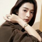 上手图n很多人一直在找的浴缸手镯表来啦！n新款浴缸手镯表，配证书n卡家经典之作浴缸系列。 Baignoire 全新“浴缸”手镯腕表，表壳尺寸：24.6*18.7毫米，手围尺寸16mm 17mm。 手表即是手镯，小巧别致叉夺人眼球，时髦中更透露一丝奢华，实物拿到手的时候大吃一惊，颜值高 ！椭圆外型的感觉正是典雅欧风浴缸形状，这也太好看了吧！Baignoire浴缸系列腕表，柔和的线条、表耳以及华贵气质赋予腕表极致平衡的观感。腕表隽永经典，尽显法式优雅，深受女性青睐。小号表款，瑞士原装进口石英机芯。精钢包金表壳，镀银表盘，剑形蓝钢指针，蓝宝石水晶镜面。卡地亚腕表重新演绎传统圆形腕表造型，将圆形延伸为椭园形。腕表从极具几何特色的简约椭圆形汲取灵感，采用圆润丰盈的椭圆廓形，尽彰柔美风情。配全套顶级包装，送礼自留绝对首选