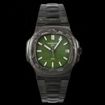 【PATEK PHILIPPE  鹦鹉螺5711 DiW 】碳纤维的美学呈现，DiW赋予鹦鹉螺5711 腕表别样的风格。DiW作为知名的腕表改装品牌，以高端的碳纤维赋予腕表全新的视觉与触觉体验，进而吸引了众多爱好者的关注。鹦鹉螺5711腕表是DiW近期的代表作，这款腕表开创了复合材料进化的新纪元，因为它在美学上结合了高端碳纤维的轻盈感和陶瓷的的光滑度。该腕表表壳采用高端碳纤维制成，并融入了不锈钢元素，黑色的整体色调与不规则纹理造型，尽显别致观感。表盘搭配时标与指针，呈现出典雅与奢侈的质感。腕表后盖采用不锈钢材料进行黑色涂层制作，视觉观感非常统一。腕表搭配的表带特别震撼，也是碳纤维与不锈钢材料组合制成，碳纤维的纹理如云似烟，让人爱不释手。百达翡丽鹦鹉螺5711经DiW重新改造制作，个性前卫，时尚炫酷，非常适合追逐个性和潮流的年轻人们！