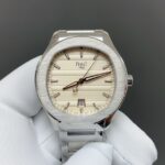 n新的伯爵Polo Date 150周年纪念版腕表。🌐TW伯爵超薄PIAGET POLO系列情侣对表，人称小鹦鹉螺！(伯爵钢王)一款优雅的运动腕表，可商务亦可运动休闲。n欢迎对比细节:1⃣搭载定制版9015改1110P自动上链机芯，拥有50个小时的动力储存。n2⃣316L工字带搭配横向拉丝纹中珠呼应表壳“方中带圆，圆中带方”的造型，原装双按扣印有伯爵logo字样，钢带头粒两侧印有男款BBWL P11274，女款PMBB P11715认准细节n3⃣腕表尺寸:男款42✖9.3mm.女款36✖9.1mm。尺寸厚度均与正品一致。n4⃣表镜双面防眩目蓝宝石水晶玻璃。n简约大三针带6点位日历，上手优雅大气，适合于任何场合佩戴，充满阳光魅力的高级腕表搭配经抛光及雾面打磨的精钢表链，与轮廓优美的圆形表壳枕型表盘完美契合。nTW伯爵polo系列，认准后盖编号P11288。 1175293请认准独家细节欢迎🌐