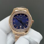 n新的伯爵Polo Date 150周年纪念版腕表。🌐TW伯爵超薄PIAGET POLO系列情侣对表，人称小鹦鹉螺！(伯爵钢王)一款优雅的运动腕表，可商务亦可运动休闲。n欢迎对比细节:1⃣搭载定制版9015改1110P自动上链机芯，拥有50个小时的动力储存。n2⃣316L工字带搭配横向拉丝纹中珠呼应表壳“方中带圆，圆中带方”的造型，原装双按扣印有伯爵logo字样，钢带头粒两侧印有男款BBWL P11274，女款PMBB P11715认准细节n3⃣腕表尺寸:男款42✖9.3mm.女款36✖9.1mm。尺寸厚度均与正品一致。n4⃣表镜双面防眩目蓝宝石水晶玻璃。n简约大三针带6点位日历，上手优雅大气，适合于任何场合佩戴，充满阳光魅力的高级腕表搭配经抛光及雾面打磨的精钢表链，与轮廓优美的圆形表壳枕型表盘完美契合。nTW伯爵polo系列，认准后盖编号P11288。 1175293请认准独家细节欢迎🌐