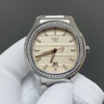 n新的伯爵Polo Date 150周年纪念版腕表。🌐TW伯爵超薄PIAGET POLO系列情侣对表，人称小鹦鹉螺！(伯爵钢王)一款优雅的运动腕表，可商务亦可运动休闲。n欢迎对比细节:1⃣搭载定制版9015改1110P自动上链机芯，拥有50个小时的动力储存。n2⃣316L工字带搭配横向拉丝纹中珠呼应表壳“方中带圆，圆中带方”的造型，原装双按扣印有伯爵logo字样，钢带头粒两侧印有男款BBWL P11274，女款PMBB P11715认准细节n3⃣腕表尺寸:男款42✖9.3mm.女款36✖9.1mm。尺寸厚度均与正品一致。n4⃣表镜双面防眩目蓝宝石水晶玻璃。n简约大三针带6点位日历，上手优雅大气，适合于任何场合佩戴，充满阳光魅力的高级腕表搭配经抛光及雾面打磨的精钢表链，与轮廓优美的圆形表壳枕型表盘完美契合。nTW伯爵polo系列，认准后盖编号P11288。 1175293请认准独家细节欢迎🌐