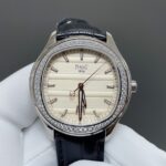 n新的伯爵Polo Date 150周年纪念版腕表。🌐TW伯爵超薄PIAGET POLO系列情侣对表，人称小鹦鹉螺！(伯爵钢王)一款优雅的运动腕表，可商务亦可运动休闲。n欢迎对比细节:1⃣搭载定制版9015改1110P自动上链机芯，拥有50个小时的动力储存。n2⃣316L工字带搭配横向拉丝纹中珠呼应表壳“方中带圆，圆中带方”的造型，原装双按扣印有伯爵logo字样，钢带头粒两侧印有男款BBWL P11274，女款PMBB P11715认准细节n3⃣腕表尺寸:男款42✖9.3mm.女款36✖9.1mm。尺寸厚度均与正品一致。n4⃣表镜双面防眩目蓝宝石水晶玻璃。n简约大三针带6点位日历，上手优雅大气，适合于任何场合佩戴，充满阳光魅力的高级腕表搭配经抛光及雾面打磨的精钢表链，与轮廓优美的圆形表壳枕型表盘完美契合。nTW伯爵polo系列，认准后盖编号P11288。 1175293请认准独家细节欢迎🌐