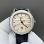 n新的伯爵Polo Date 150周年纪念版腕表。🌐TW伯爵超薄PIAGET POLO系列情侣对表，人称小鹦鹉螺！(伯爵钢王)一款优雅的运动腕表，可商务亦可运动休闲。n欢迎对比细节:1⃣搭载定制版9015改1110P自动上链机芯，拥有50个小时的动力储存。n2⃣316L工字带搭配横向拉丝纹中珠呼应表壳“方中带圆，圆中带方”的造型，原装双按扣印有伯爵logo字样，钢带头粒两侧印有男款BBWL P11274，女款PMBB P11715认准细节n3⃣腕表尺寸:男款42✖9.3mm.女款36✖9.1mm。尺寸厚度均与正品一致。n4⃣表镜双面防眩目蓝宝石水晶玻璃。n简约大三针带6点位日历，上手优雅大气，适合于任何场合佩戴，充满阳光魅力的高级腕表搭配经抛光及雾面打磨的精钢表链，与轮廓优美的圆形表壳枕型表盘完美契合。nTW伯爵polo系列，认准后盖编号P11288。 1175293请认准独家细节欢迎🌐