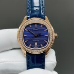 n新的伯爵Polo Date 150周年纪念版腕表。🌐TW伯爵超薄PIAGET POLO系列情侣对表，人称小鹦鹉螺！(伯爵钢王)一款优雅的运动腕表，可商务亦可运动休闲。n欢迎对比细节:1⃣搭载定制版9015改1110P自动上链机芯，拥有50个小时的动力储存。n2⃣316L工字带搭配横向拉丝纹中珠呼应表壳“方中带圆，圆中带方”的造型，原装双按扣印有伯爵logo字样，钢带头粒两侧印有男款BBWL P11274，女款PMBB P11715认准细节n3⃣腕表尺寸:男款42✖9.3mm.女款36✖9.1mm。尺寸厚度均与正品一致。n4⃣表镜双面防眩目蓝宝石水晶玻璃。n简约大三针带6点位日历，上手优雅大气，适合于任何场合佩戴，充满阳光魅力的高级腕表搭配经抛光及雾面打磨的精钢表链，与轮廓优美的圆形表壳枕型表盘完美契合。nTW伯爵polo系列，认准后盖编号P11288。 1175293请认准独家细节欢迎🌐