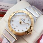 （钢带包金，最高版本 原装机心）欧米伽/OMEGA 型号123.15.27.60.55.004。四代星座永恒经典款！ 星座系列表壳表带光面款，此款硬货来了，非常过硬的内部渠道，代工厂内部留出为数不多的原单欧米茄！好东西不是经常都有.看中赶紧下手，nn星座系列一直以来是欧米茄腕表精准度与卓越性的象征。这款标志性欧米茄腕表采用丝绸纹理表盘，经典设计再度得以全新升级。nn该时计配备浅银色表盘，镶钻小时刻度，呈现的丝绸纹理，设计灵感源自20世纪60年代创制的数款星座系列腕表。nn27毫米表壳采用精钢与红色18K金打造而成。指针、镶钻托槽和精钢表链的抛光装饰条亦以红色18K金制成。nn星座系列标志性“托爪”以及带有同色系罗马数字的磨砂表圈令腕表别具匠心。腕表内部搭载欧米茄1376机芯。