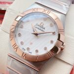 （钢带包金，最高版本 原装机心）欧米伽/OMEGA 型号123.15.27.60.55.004。四代星座永恒经典款！ 星座系列表壳表带光面款，此款硬货来了，非常过硬的内部渠道，代工厂内部留出为数不多的原单欧米茄！好东西不是经常都有.看中赶紧下手，nn星座系列一直以来是欧米茄腕表精准度与卓越性的象征。这款标志性欧米茄腕表采用丝绸纹理表盘，经典设计再度得以全新升级。nn该时计配备浅银色表盘，镶钻小时刻度，呈现的丝绸纹理，设计灵感源自20世纪60年代创制的数款星座系列腕表。nn27毫米表壳采用精钢与红色18K金打造而成。指针、镶钻托槽和精钢表链的抛光装饰条亦以红色18K金制成。nn星座系列标志性“托爪”以及带有同色系罗马数字的磨砂表圈令腕表别具匠心。腕表内部搭载欧米茄1376机芯。
