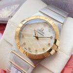 （钢带包金，最高版本 原装机心）欧米伽/OMEGA 型号123.15.27.60.55.004。四代星座永恒经典款！ 星座系列表壳表带光面款，此款硬货来了，非常过硬的内部渠道，代工厂内部留出为数不多的原单欧米茄！好东西不是经常都有.看中赶紧下手，nn星座系列一直以来是欧米茄腕表精准度与卓越性的象征。这款标志性欧米茄腕表采用丝绸纹理表盘，经典设计再度得以全新升级。nn该时计配备浅银色表盘，镶钻小时刻度，呈现的丝绸纹理，设计灵感源自20世纪60年代创制的数款星座系列腕表。nn27毫米表壳采用精钢与红色18K金打造而成。指针、镶钻托槽和精钢表链的抛光装饰条亦以红色18K金制成。nn星座系列标志性“托爪”以及带有同色系罗马数字的磨砂表圈令腕表别具匠心。腕表内部搭载欧米茄1376机芯。