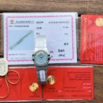 （钢带包金，最高版本 原装机心）欧米伽/OMEGA 型号123.15.27.60.55.004。四代星座永恒经典款！ 星座系列表壳表带光面款，此款硬货来了，非常过硬的内部渠道，代工厂内部留出为数不多的原单欧米茄！好东西不是经常都有.看中赶紧下手，nn星座系列一直以来是欧米茄腕表精准度与卓越性的象征。这款标志性欧米茄腕表采用丝绸纹理表盘，经典设计再度得以全新升级。nn该时计配备浅银色表盘，镶钻小时刻度，呈现的丝绸纹理，设计灵感源自20世纪60年代创制的数款星座系列腕表。nn27毫米表壳采用精钢与红色18K金打造而成。指针、镶钻托槽和精钢表链的抛光装饰条亦以红色18K金制成。nn星座系列标志性“托爪”以及带有同色系罗马数字的磨砂表圈令腕表别具匠心。腕表内部搭载欧米茄1376机芯。
