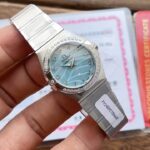 （钢带包金，最高版本 原装机心）欧米伽/OMEGA 型号123.15.27.60.55.004。四代星座永恒经典款！ 星座系列表壳表带光面款，此款硬货来了，非常过硬的内部渠道，代工厂内部留出为数不多的原单欧米茄！好东西不是经常都有.看中赶紧下手，nn星座系列一直以来是欧米茄腕表精准度与卓越性的象征。这款标志性欧米茄腕表采用丝绸纹理表盘，经典设计再度得以全新升级。nn该时计配备浅银色表盘，镶钻小时刻度，呈现的丝绸纹理，设计灵感源自20世纪60年代创制的数款星座系列腕表。nn27毫米表壳采用精钢与红色18K金打造而成。指针、镶钻托槽和精钢表链的抛光装饰条亦以红色18K金制成。nn星座系列标志性“托爪”以及带有同色系罗马数字的磨砂表圈令腕表别具匠心。腕表内部搭载欧米茄1376机芯。
