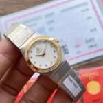 （钢带包金，最高版本 原装机心）欧米伽/OMEGA 型号123.15.27.60.55.004。四代星座永恒经典款！ 星座系列表壳表带光面款，此款硬货来了，非常过硬的内部渠道，代工厂内部留出为数不多的原单欧米茄！好东西不是经常都有.看中赶紧下手，nn星座系列一直以来是欧米茄腕表精准度与卓越性的象征。这款标志性欧米茄腕表采用丝绸纹理表盘，经典设计再度得以全新升级。nn该时计配备浅银色表盘，镶钻小时刻度，呈现的丝绸纹理，设计灵感源自20世纪60年代创制的数款星座系列腕表。nn27毫米表壳采用精钢与红色18K金打造而成。指针、镶钻托槽和精钢表链的抛光装饰条亦以红色18K金制成。nn星座系列标志性“托爪”以及带有同色系罗马数字的磨砂表圈令腕表别具匠心。腕表内部搭载欧米茄1376机芯。