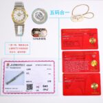 （钢带包金，最高版本 原装机心）欧米伽/OMEGA 型号123.15.27.60.55.004。四代星座永恒经典款！ 星座系列表壳表带光面款，此款硬货来了，非常过硬的内部渠道，代工厂内部留出为数不多的原单欧米茄！好东西不是经常都有.看中赶紧下手，nn星座系列一直以来是欧米茄腕表精准度与卓越性的象征。这款标志性欧米茄腕表采用丝绸纹理表盘，经典设计再度得以全新升级。nn该时计配备浅银色表盘，镶钻小时刻度，呈现的丝绸纹理，设计灵感源自20世纪60年代创制的数款星座系列腕表。nn27毫米表壳采用精钢与红色18K金打造而成。指针、镶钻托槽和精钢表链的抛光装饰条亦以红色18K金制成。nn星座系列标志性“托爪”以及带有同色系罗马数字的磨砂表圈令腕表别具匠心。腕表内部搭载欧米茄1376机芯。
