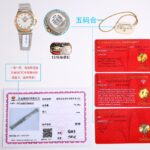 （钢带包金，最高版本 原装机心）欧米伽/OMEGA 型号123.15.27.60.55.004。四代星座永恒经典款！ 星座系列表壳表带光面款，此款硬货来了，非常过硬的内部渠道，代工厂内部留出为数不多的原单欧米茄！好东西不是经常都有.看中赶紧下手，nn星座系列一直以来是欧米茄腕表精准度与卓越性的象征。这款标志性欧米茄腕表采用丝绸纹理表盘，经典设计再度得以全新升级。nn该时计配备浅银色表盘，镶钻小时刻度，呈现的丝绸纹理，设计灵感源自20世纪60年代创制的数款星座系列腕表。nn27毫米表壳采用精钢与红色18K金打造而成。指针、镶钻托槽和精钢表链的抛光装饰条亦以红色18K金制成。nn星座系列标志性“托爪”以及带有同色系罗马数字的磨砂表圈令腕表别具匠心。腕表内部搭载欧米茄1376机芯。