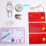 （钢带包金，最高版本 原装机心）欧米伽/OMEGA 型号123.15.27.60.55.004。四代星座永恒经典款！ 星座系列表壳表带光面款，此款硬货来了，非常过硬的内部渠道，代工厂内部留出为数不多的原单欧米茄！好东西不是经常都有.看中赶紧下手，nn星座系列一直以来是欧米茄腕表精准度与卓越性的象征。这款标志性欧米茄腕表采用丝绸纹理表盘，经典设计再度得以全新升级。nn该时计配备浅银色表盘，镶钻小时刻度，呈现的丝绸纹理，设计灵感源自20世纪60年代创制的数款星座系列腕表。nn27毫米表壳采用精钢与红色18K金打造而成。指针、镶钻托槽和精钢表链的抛光装饰条亦以红色18K金制成。nn星座系列标志性“托爪”以及带有同色系罗马数字的磨砂表圈令腕表别具匠心。腕表内部搭载欧米茄1376机芯。