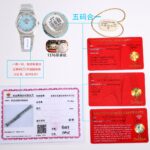 （ 钢带包金，最高版本 原装机心）欧米伽/OMEGA 型号123.15.27.60.55.004。四代星座永恒经典款！ 星座系列表壳表带光面款，此款硬货来了，非常过硬的内部渠道，代工厂内部留出为数不多的原单欧米茄！好东西不是经常都有.看中赶紧下手，nn星座系列一直以来是欧米茄腕表精准度与卓越性的象征。这款标志性欧米茄腕表采用丝绸纹理表盘，经典设计再度得以全新升级。nn该时计配备浅银色表盘，镶钻小时刻度，呈现的丝绸纹理，设计灵感源自20世纪60年代创制的数款星座系列腕表。nn27毫米表壳采用精钢与红色18K金打造而成。指针、镶钻托槽和精钢表链的抛光装饰条亦以红色18K金制成。nn星座系列标志性“托爪”以及带有同色系罗马数字的磨砂表圈令腕表别具匠心。腕表内部搭载欧米茄1376机芯。