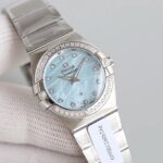 （钢带包金，最高版本 原装机心）欧米伽/OMEGA 型号123.15.27.60.55.004。四代星座永恒经典款！ 星座系列表壳表带光面款，此款硬货来了，非常过硬的内部渠道，代工厂内部留出为数不多的原单欧米茄！好东西不是经常都有.看中赶紧下手，nn星座系列一直以来是欧米茄腕表精准度与卓越性的象征。这款标志性欧米茄腕表采用丝绸纹理表盘，经典设计再度得以全新升级。nn该时计配备浅银色表盘，镶钻小时刻度，呈现的丝绸纹理，设计灵感源自20世纪60年代创制的数款星座系列腕表。nn27毫米表壳采用精钢与红色18K金打造而成。指针、镶钻托槽和精钢表链的抛光装饰条亦以红色18K金制成。nn星座系列标志性“托爪”以及带有同色系罗马数字的磨砂表圈令腕表别具匠心。腕表内部搭载欧米茄1376机芯。
