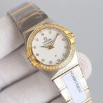 （钢带包金，最高版本 原装机心）欧米伽/OMEGA 型号123.15.27.60.55.004。四代星座永恒经典款！ 星座系列表壳表带光面款，此款硬货来了，非常过硬的内部渠道，代工厂内部留出为数不多的原单欧米茄！好东西不是经常都有.看中赶紧下手，nn星座系列一直以来是欧米茄腕表精准度与卓越性的象征。这款标志性欧米茄腕表采用丝绸纹理表盘，经典设计再度得以全新升级。nn该时计配备浅银色表盘，镶钻小时刻度，呈现的丝绸纹理，设计灵感源自20世纪60年代创制的数款星座系列腕表。nn27毫米表壳采用精钢与红色18K金打造而成。指针、镶钻托槽和精钢表链的抛光装饰条亦以红色18K金制成。nn星座系列标志性“托爪”以及带有同色系罗马数字的磨砂表圈令腕表别具匠心。腕表内部搭载欧米茄1376机芯。