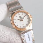 （钢带包金，最高版本 原装机心）欧米伽/OMEGA 型号123.15.27.60.55.004。四代星座永恒经典款！ 星座系列表壳表带光面款，此款硬货来了，非常过硬的内部渠道，代工厂内部留出为数不多的原单欧米茄！好东西不是经常都有.看中赶紧下手，nn星座系列一直以来是欧米茄腕表精准度与卓越性的象征。这款标志性欧米茄腕表采用丝绸纹理表盘，经典设计再度得以全新升级。nn该时计配备浅银色表盘，镶钻小时刻度，呈现的丝绸纹理，设计灵感源自20世纪60年代创制的数款星座系列腕表。nn27毫米表壳采用精钢与红色18K金打造而成。指针、镶钻托槽和精钢表链的抛光装饰条亦以红色18K金制成。nn星座系列标志性“托爪”以及带有同色系罗马数字的磨砂表圈令腕表别具匠心。腕表内部搭载欧米茄1376机芯。
