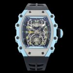 n『 新表 』RICHARD MILLE 里查米尔「RM 21-02 Tourbillon Aerodyne」镂空陀飞轮腕表，表壳采用多种高科技材料制作，镂空机芯底板使用高性能合金打造，蜂巢般的六边形结构呈现独特的机械几何美感。nn这是 RICHARD MILLE 迄今表壳构成最复杂的作品之一——两侧表圈和表壳底盖为绿色 Quartz TPT 石英纤维，表壳正面及侧面支柱为 Carbon TPT 碳纤维，中层表壳采则用5级钛合金制作，展现出层次丰富的未来感。nn从表盘正面可以直接欣赏到机芯底板，这种合金具有刚度高、抗氧化能力强的特性，通过激光切割工艺制作出蜂巢状镂空结构，不仅具有深邃的视觉效果，还提供更坚固轻盈的支撑力。nn开放式表盘中央是涂覆夜光涂层的镂空指针，时标则采用黑白双色交替，12点的发条盒与6点陀飞轮的桥板造型如同引擎的叶片。nn搭载 RM 21-01 手动上链机芯，摆频28800vph，提供52小时的动力储备。机芯桥板同样由钛合金打造，你可以看到黑色PVD镀层、喷砂、抛光和倒角等装饰细节。nn蓝宝石防刮水晶镜面，蓝光涂层，两面防眩目处理。氟橡胶和钛金属头表带。不易发黄变形，长久舒适贴手。同时配备时尚透气的帆布带，任君选择。