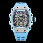 n『 新表 』RICHARD MILLE 里查米尔「RM 21-02 Tourbillon Aerodyne」镂空陀飞轮腕表，表壳采用多种高科技材料制作，镂空机芯底板使用高性能合金打造，蜂巢般的六边形结构呈现独特的机械几何美感。nn这是 RICHARD MILLE 迄今表壳构成最复杂的作品之一——两侧表圈和表壳底盖为绿色 Quartz TPT 石英纤维，表壳正面及侧面支柱为 Carbon TPT 碳纤维，中层表壳采则用5级钛合金制作，展现出层次丰富的未来感。nn从表盘正面可以直接欣赏到机芯底板，这种合金具有刚度高、抗氧化能力强的特性，通过激光切割工艺制作出蜂巢状镂空结构，不仅具有深邃的视觉效果，还提供更坚固轻盈的支撑力。nn开放式表盘中央是涂覆夜光涂层的镂空指针，时标则采用黑白双色交替，12点的发条盒与6点陀飞轮的桥板造型如同引擎的叶片。nn搭载 RM 21-01 手动上链机芯，摆频28800vph，提供52小时的动力储备。机芯桥板同样由钛合金打造，你可以看到黑色PVD镀层、喷砂、抛光和倒角等装饰细节。nn蓝宝石防刮水晶镜面，蓝光涂层，两面防眩目处理。氟橡胶和钛金属头表带。不易发黄变形，长久舒适贴手。同时配备时尚透气的帆布带，任君选择。