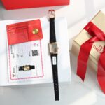 n  欧米茄（OMEGA）瑞士钟表制造商，英文名OMEGA，以希腊字母“Ω”命名。欧米茄由路易士·勃兰特（Louis Brandt）创始于1848 年，欧米茄的经典腕表系列为星座、海马、超霸、碟飞。象征着事物的伊始与极限，类似于亚洲哲学中“意味着最初，结束亦是最初”的循环。代表了“完美、极致、卓越、成就”的非凡品质，诠释出欧米茄追寻“卓越品质”nnOMEGA棋盘系列，60年代中古方形手表，特别的类型棋盘表盘，漂亮的长方形包金表壳前卫的设计，中古魅力，优雅简约经典n表盘尺寸：高26.12MM，宽17.35 mm(不含把的)n①搭载原装瑞士石英机芯n②表壳🪫镀K金工艺n③表针电K金n④表壳 底盖 保卡 吊牌 四码合一n⑤蓝宝石拱桥玻璃n⑥配美洲鳄鱼皮表带n    n   N R-Factory出品 值得收藏