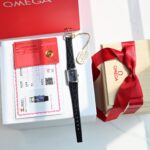 n  欧米茄（OMEGA）瑞士钟表制造商，英文名OMEGA，以希腊字母“Ω”命名。欧米茄由路易士·勃兰特（Louis Brandt）创始于1848 年，欧米茄的经典腕表系列为星座、海马、超霸、碟飞。象征着事物的伊始与极限，类似于亚洲哲学中“意味着最初，结束亦是最初”的循环。代表了“完美、极致、卓越、成就”的非凡品质，诠释出欧米茄追寻“卓越品质”nnOMEGA棋盘系列，60年代中古方形手表，特别的类型棋盘表盘，漂亮的长方形包金表壳前卫的设计，中古魅力，优雅简约经典n表盘尺寸：高26.12MM，宽17.35 mm(不含把的)n①搭载原装瑞士石英机芯n②表壳🪫镀K金工艺n③表针电K金n④表壳 底盖 保卡 吊牌 四码合一n⑤蓝宝石拱桥玻璃n⑥配美洲鳄鱼皮表带n    n   N R-Factory出品 值得品鉴